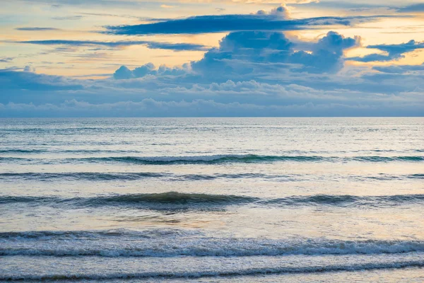Ufukta akşam ve kasvetli bulutlarda sakin deniz — Stok fotoğraf