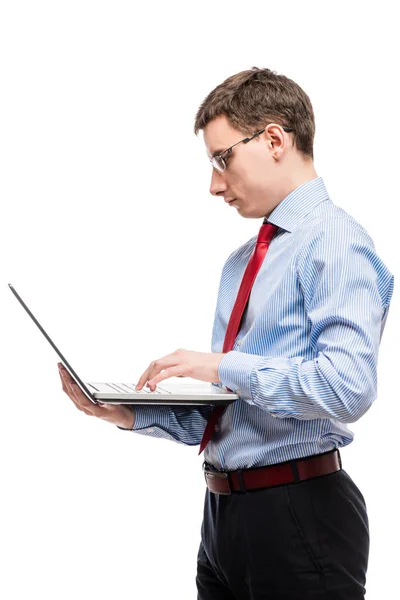 Ritratto verticale di un capo contabile in occhiali con un computer portatile — Foto Stock