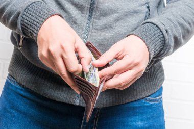 Erkekler ellerini closeup dolar ile doldurulmuş çanta