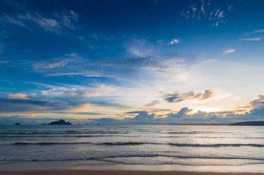 Güzel deniz ve batan güneşin ufukta bulutlar sakin