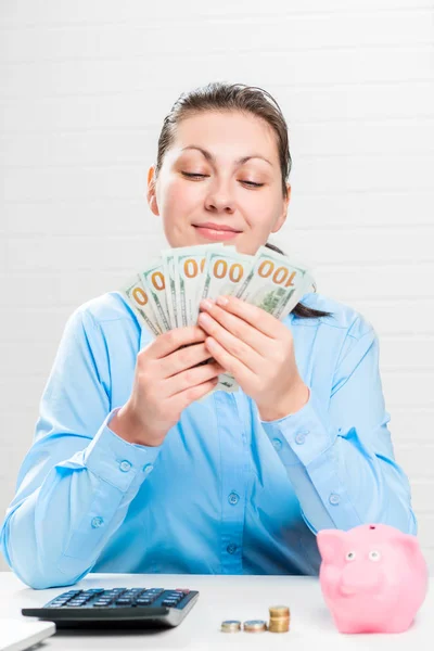 Glimlachende zakenmensen in een blauw shirt geaccumuleerde dollar tellen — Stockfoto