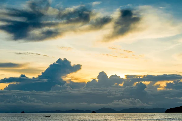 Piękne, dramatyczne niebo nad morzem w tropikach — Zdjęcie stockowe