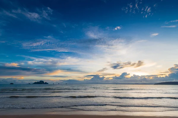 Güzel deniz ve batan güneşin ufukta bulutlar sakin