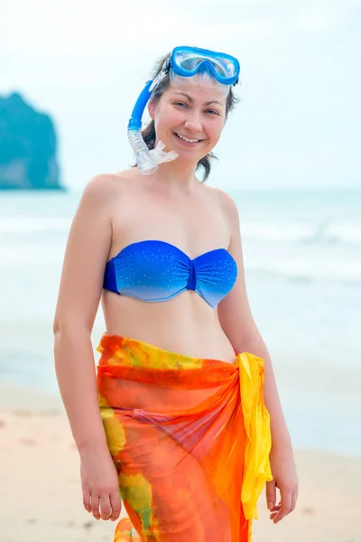 Mädchen mit Maske zum Tauchen am Strand gegen das Meer — Stockfoto