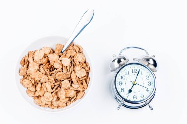Kahvaltı ve bir retro çalar saat o yararlı müsli bir tabak