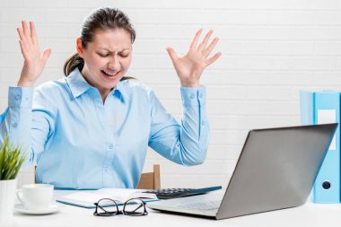 Raporlama dönemi ve sırasında rahatsız muhasebeci çığlıklar