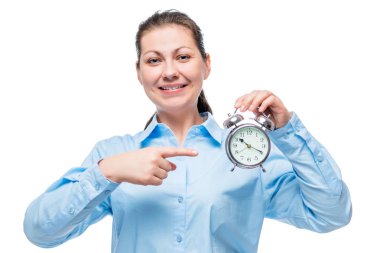 mutlu başarılı Bayan Beyaz bir bac üzerinde elinde bir çalar saat ile