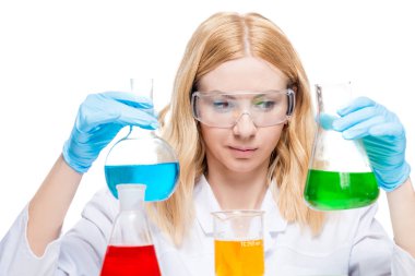 Kimyager ile çok renkli test tüpleri üzerinde beyaz arka plan ızg