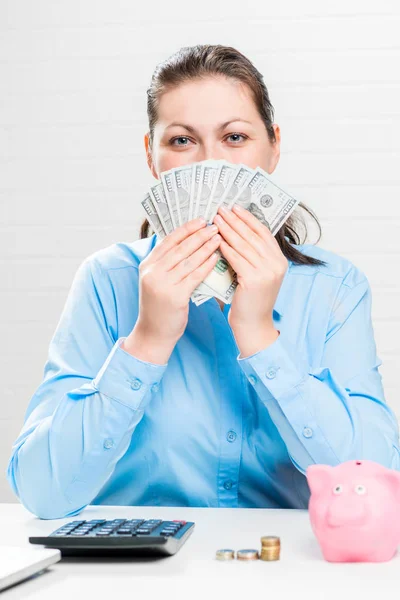 Portrait of a happy businesswoman with a fan of dollar bills at — Stock Photo, Image