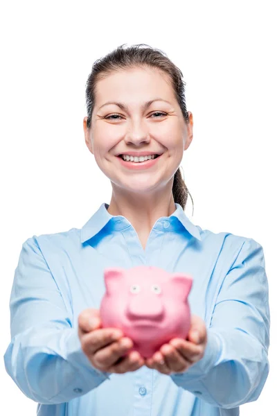 Mujer feliz sostiene una alcancía llena de dinero, foto en un b blanco — Foto de Stock