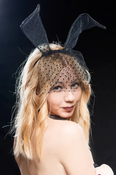 Seksi kadın maskeli çıplak sırt ve tavşan ile portresi — Stok fotoğraf