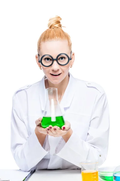 Piękna Blondynka w okrągłe okulary śmieszne z żarówką z l zielony — Zdjęcie stockowe