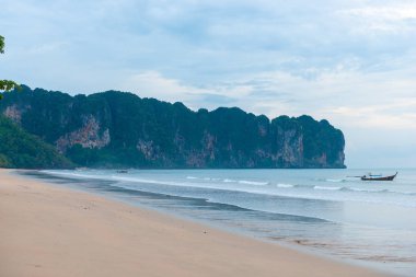 Bulutlu bir günde ve dağların manzarasına Krabi Tayland beach