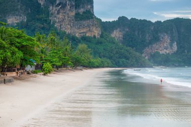 Sahil şeridi düşük tide Beach Ao Nang, Krabi, Tayland Thailand