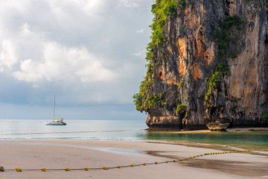 Küçük bir beyaz yat kıyısı açıklarında Krabi il, Tayland