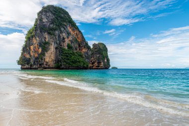 Rock ve turkuaz deniz, doğal peyzaj