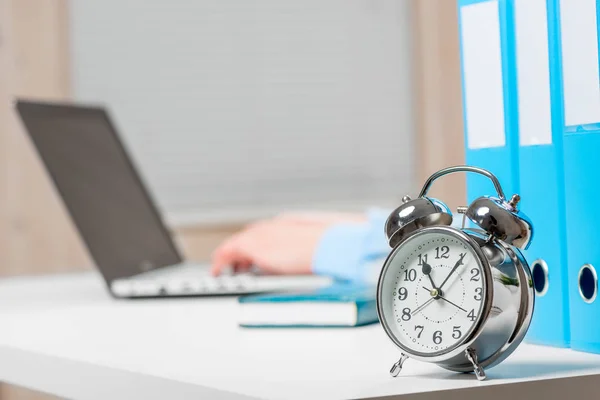 Close-up of a retro alarm clock on the desktop in the office — Stock Photo, Image