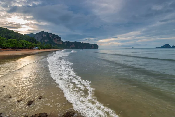 Karanlık yağmur gökyüzü ve sakin deniz, güzel sahne