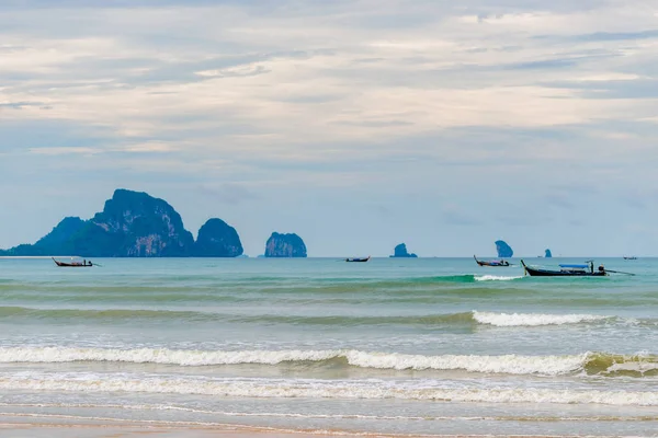 Andamán-tenger, a Thai hajók és a gyönyörű szigetek a láthatáron — Stock Fotó