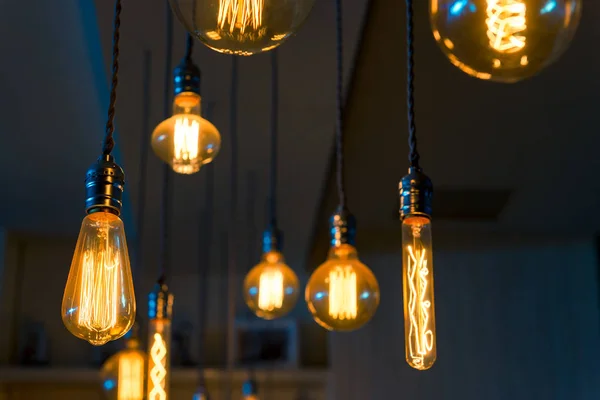 Композиція підвісних ламп в ретро стилі крупним планом — стокове фото