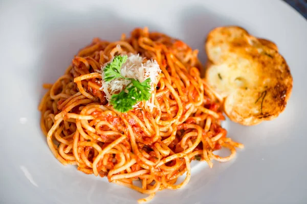 İtalyan spagetti bolognese beyaz tabak portre üzerinde