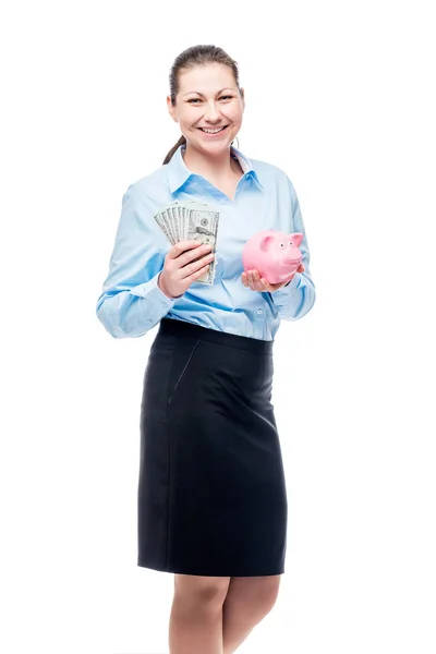 Empresária feliz detém porquinho banco e dólares em backgr branco — Fotografia de Stock