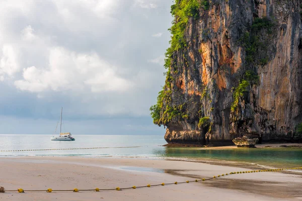 Un pequeño yate blanco frente a la costa de la provincia de Krabi, Tailandia —  Fotos de Stock