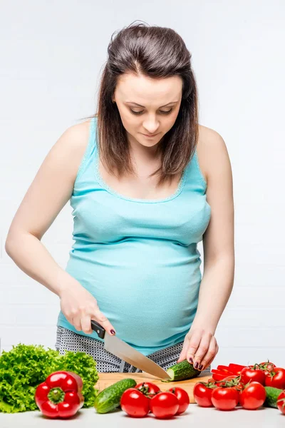 Vertikales Porträt einer schwangeren Frau bei der Zubereitung einer Gemüsepfanne — Stockfoto