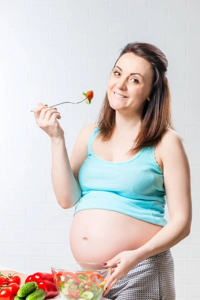 Junge schwangere Frau posiert mit frischem, gesundem Gemüsesalat — Stockfoto