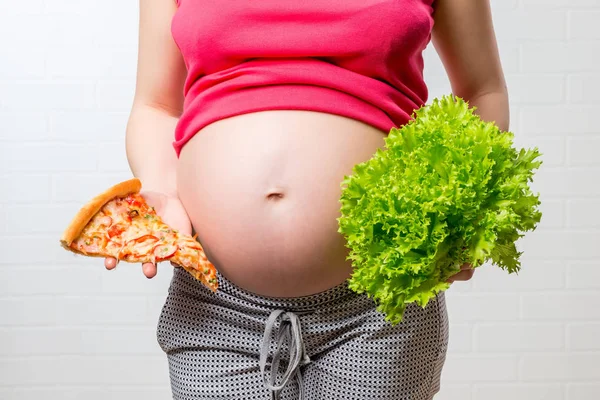 Konzeptionelles Foto - unnützes und gesundes Essen in den Händen eines — Stockfoto