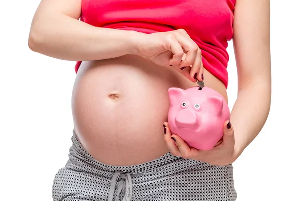 Schwangere legt Geld in Sparschwein, Bauch in Großaufnahme isoliert — Stockfoto