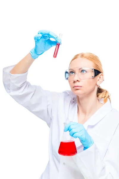 Zkušený chemik zkoumá červené látky do zkumavky — Stock fotografie
