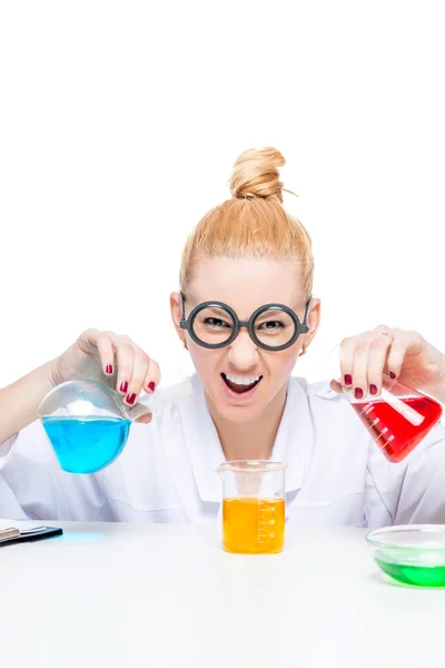 Comediante loco ayudante de laboratorio químico con bañera de prueba multicolor — Foto de Stock