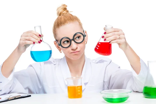Szalony chemik z probówki w ręce, na białym tle portret — Zdjęcie stockowe