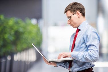 Gömlekli başarılı iş adamı selamlar Office için bir el uzanır
