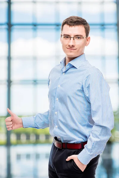 Succesvolle zakenman in een shirt breidt een hand voor groeten in office — Stockfoto