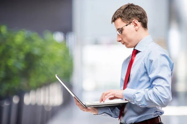 El empresario exitoso en la camisa extiende la mano para los saludos en la oficina — Foto de Stock