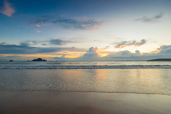 Beautiful seascape when the horizon clouds and the setting sun — Stock Photo, Image