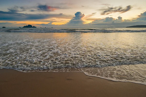 Wellen des adriatischen Meeres in den Strahlen der untergehenden Sonne in Thailand — Stockfoto