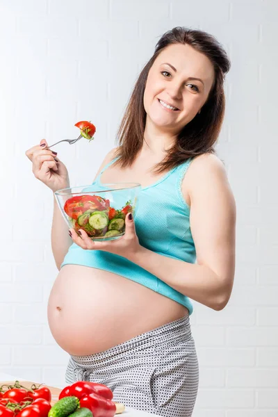 Glückliche schöne Frau mit Schüssel mit Gemüsesalat posiert — Stockfoto