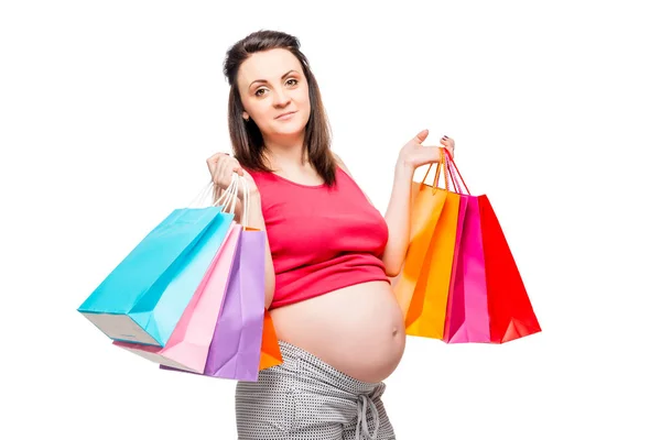 Sur fond blanc portrait de femme enceinte avec des paquets pour — Photo