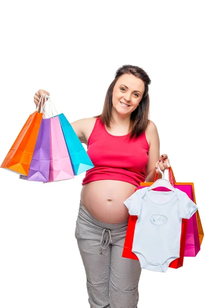 Szczęśliwa Kobieta w ciąży, pokazując zakupy, na białym tle portret — Zdjęcie stockowe
