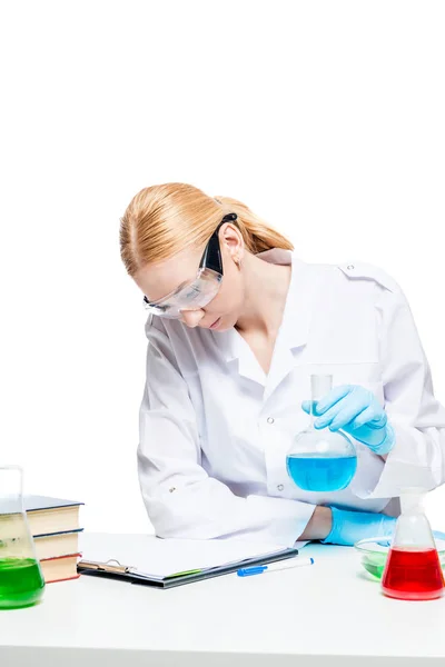 Dziewczyna chemik laborant robi analizy przy stole — Zdjęcie stockowe