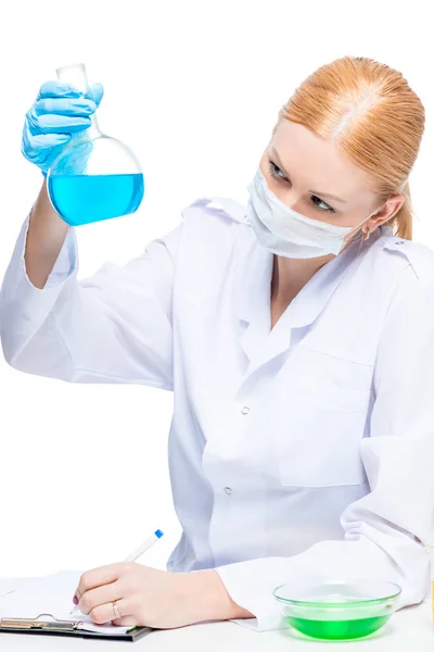 Médico asistente examinando sustancias en tubos de ensayo en bac blanco — Foto de Stock