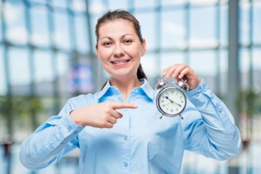 mutlu başarılı Bayan Office elinde bir çalar saat ile