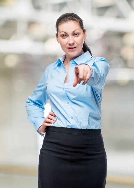 Zakenvrouw succesvol en jonge poseren tegen in office — Stockfoto