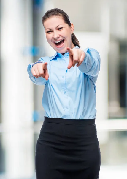 Mulher bem sucedida emocional em roupas de negócios formais no escritório — Fotografia de Stock
