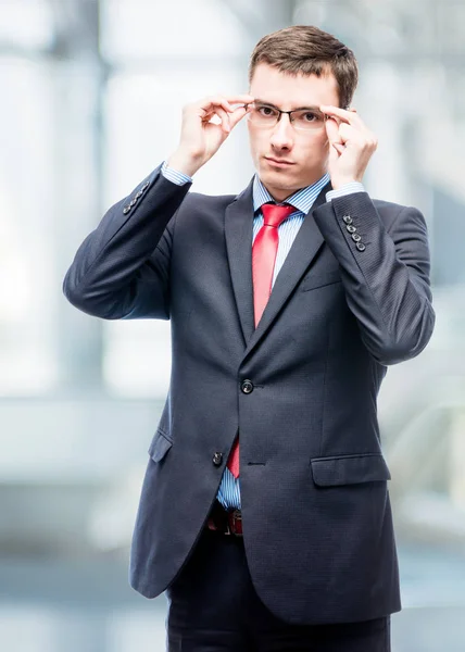 Uomo d'affari serio corregge occhiali ritratto in ufficio — Foto Stock