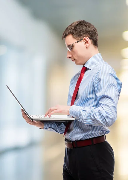 Vertikala porträtt av en ekonomichef i glas med en bärbar dator — Stockfoto