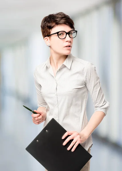 Fotografía mujer de negocios con una carpeta sobre un fondo blanco i —  Fotos de Stock